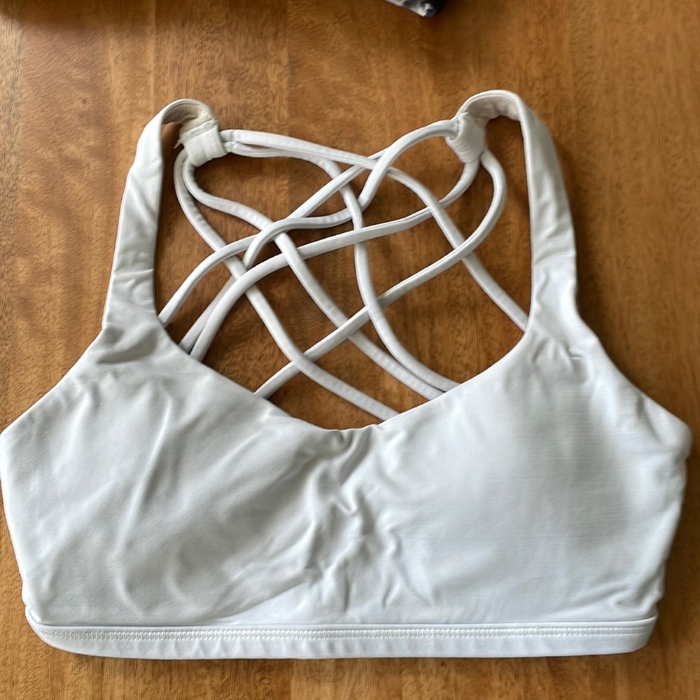 Free to Be Wild Sports Bra in white (size 4)